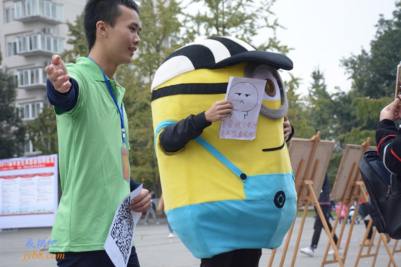 川大学生消防日扮小黄人宣传戒烟