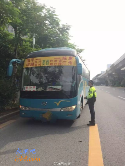 开车抽烟被罚 看看深圳交警