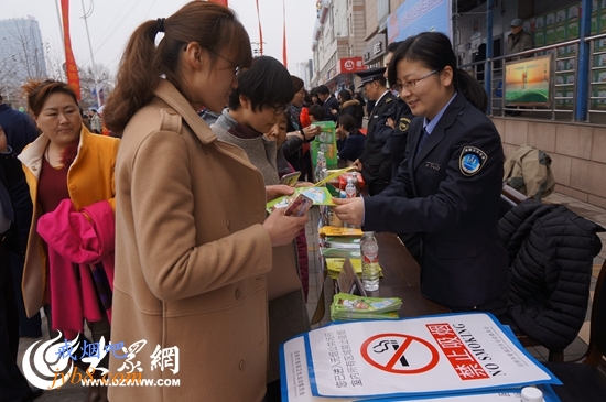 3.15日照市卫监所人员街头发放控烟标识