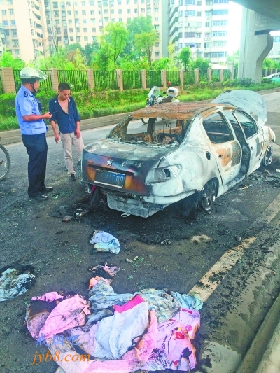 落魄男子以轿车为家 吸烟引燃炮竹毁掉家